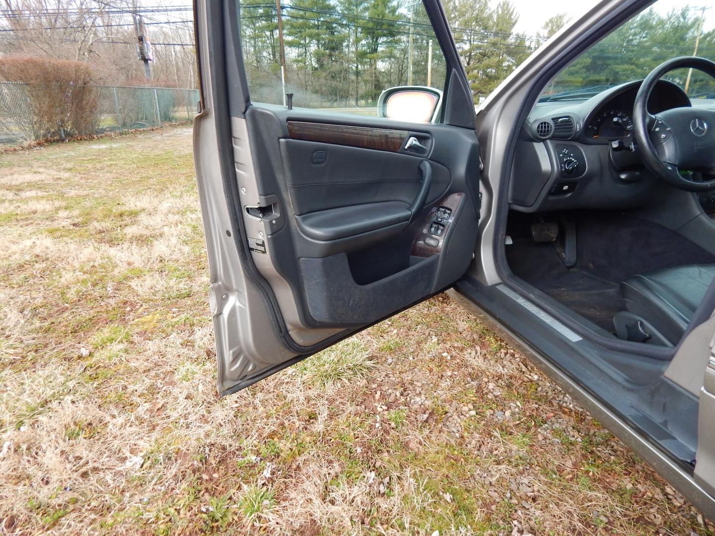 2003 Gold /Black Leather Mercedes-Benz C-Class C240 sedan (WDBRF81J03F) with an 2.6L V6 SOHC 18V engine, Automatic transmission, located at 6528 Lower York Road, New Hope, PA, 18938, (215) 862-9555, 40.358707, -74.977882 - Photo#12